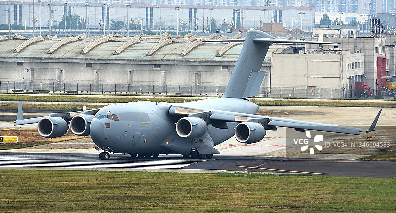 美国制造的C-17环球霸王战略运输机的起降特写图片素材