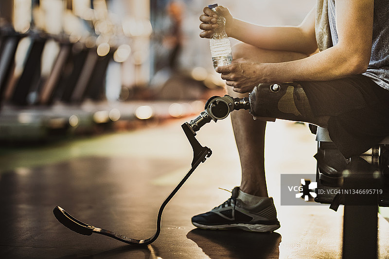 在健身房休息的截肢者图片素材