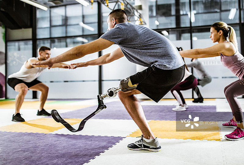 在健身俱乐部训练的年轻截肢者图片素材