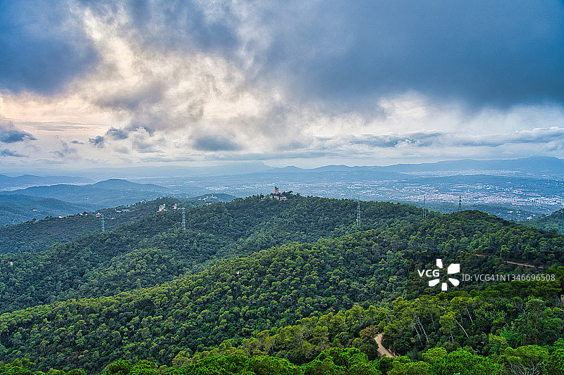西班牙巴塞罗那蒂比达博山风光图片素材