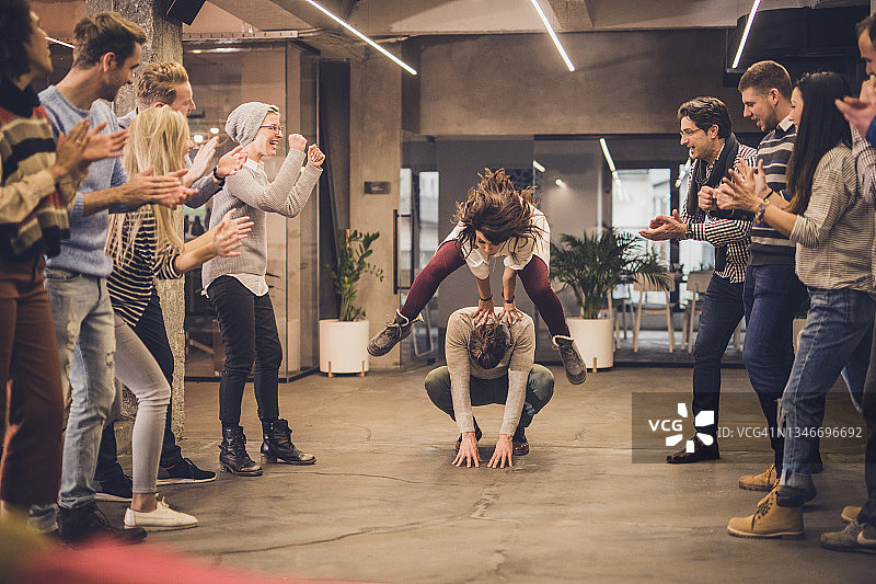 办公室里的跳山羊游戏图片素材