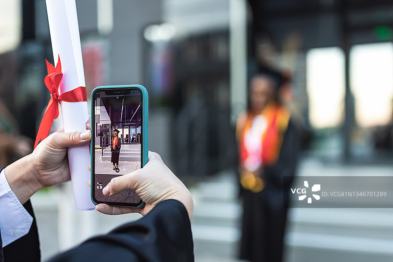 毕业季：学生们互相拍照图片素材