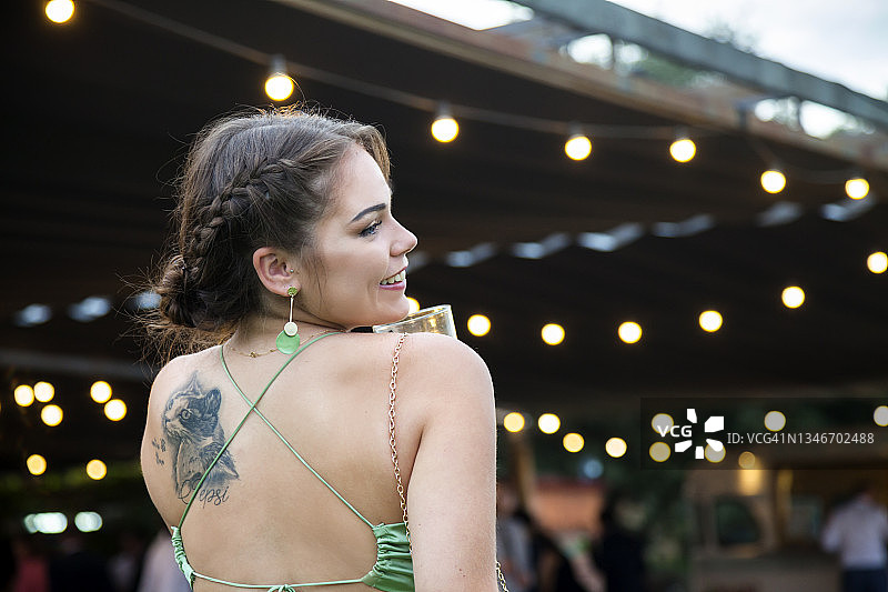 参加聚会的年轻优雅女士图片素材