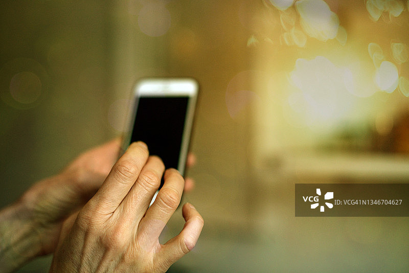 使用智能手机的人图片素材