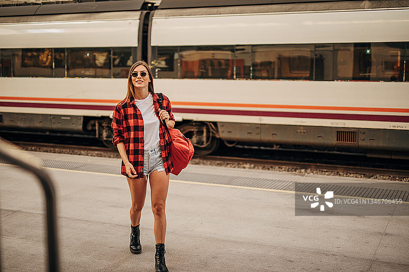 旅行中的女人图片素材