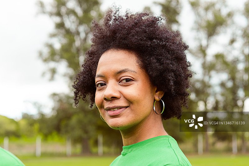 公园里自信的女环保主义者图片素材