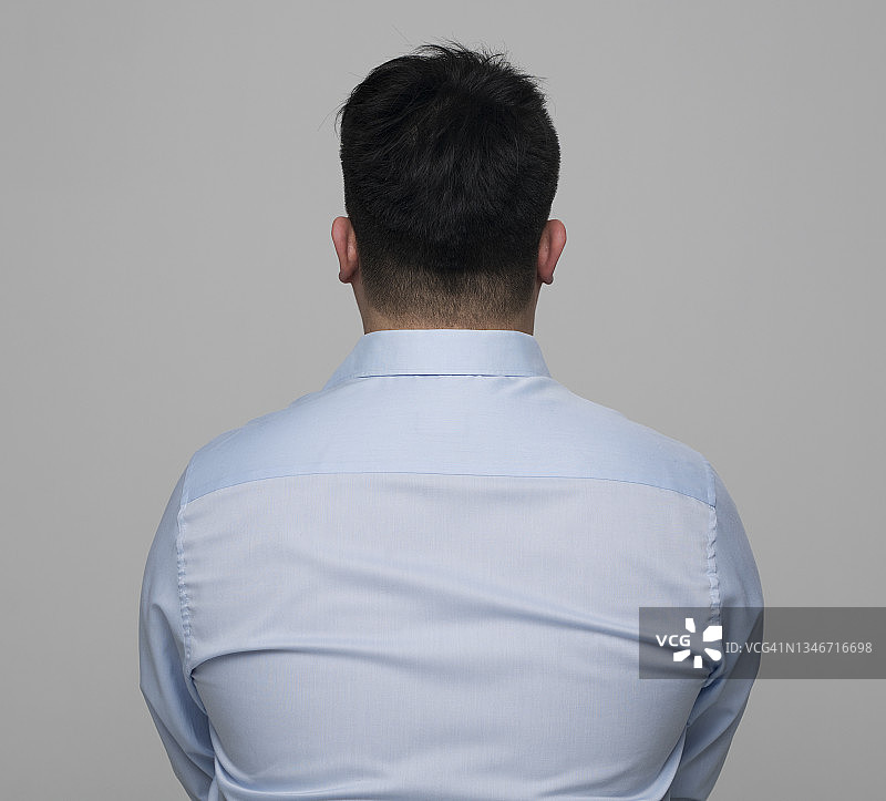 青年男子身穿浅蓝色衬衫的背影图片素材