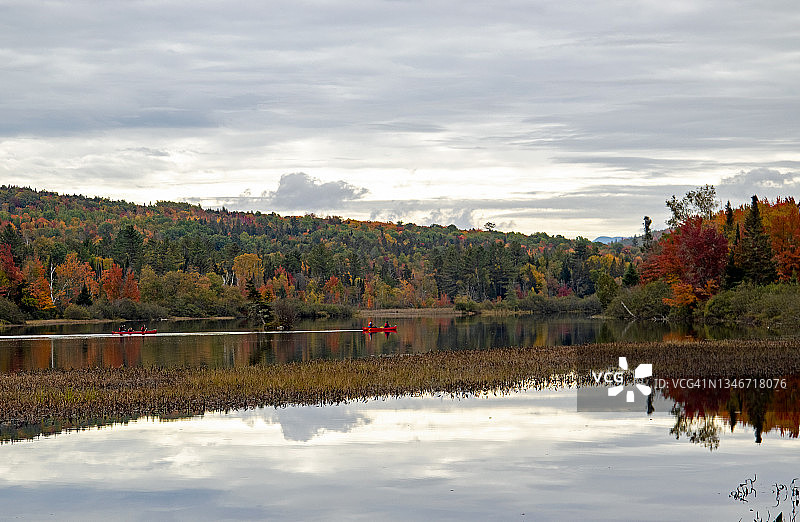 秋季安德罗斯科金河上的独木舟图片素材