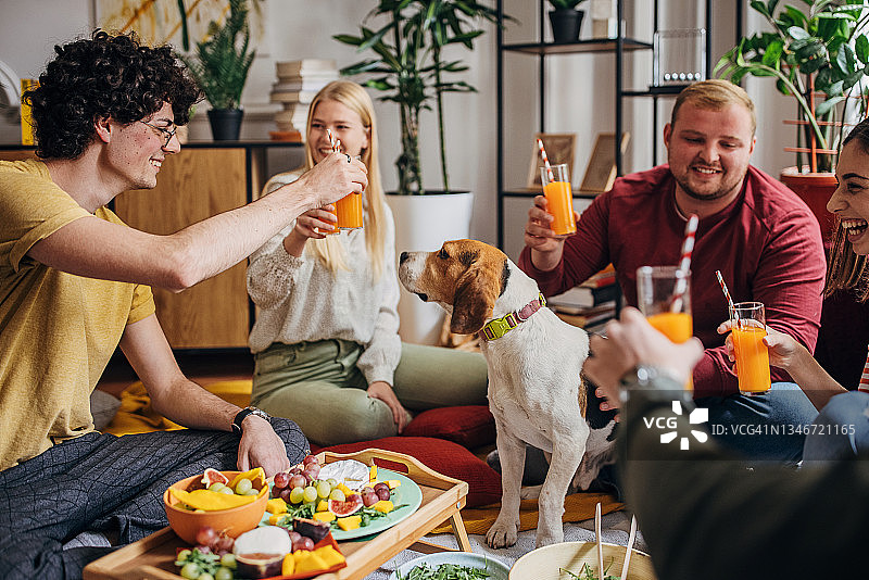 朋友们放松休闲图片素材