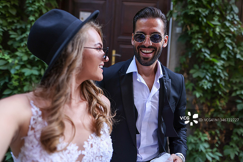 快乐新郎新娘婚礼日图片素材