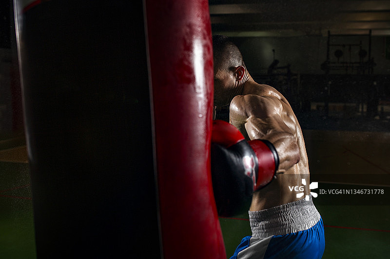 正在用沙袋训练的男人图片素材