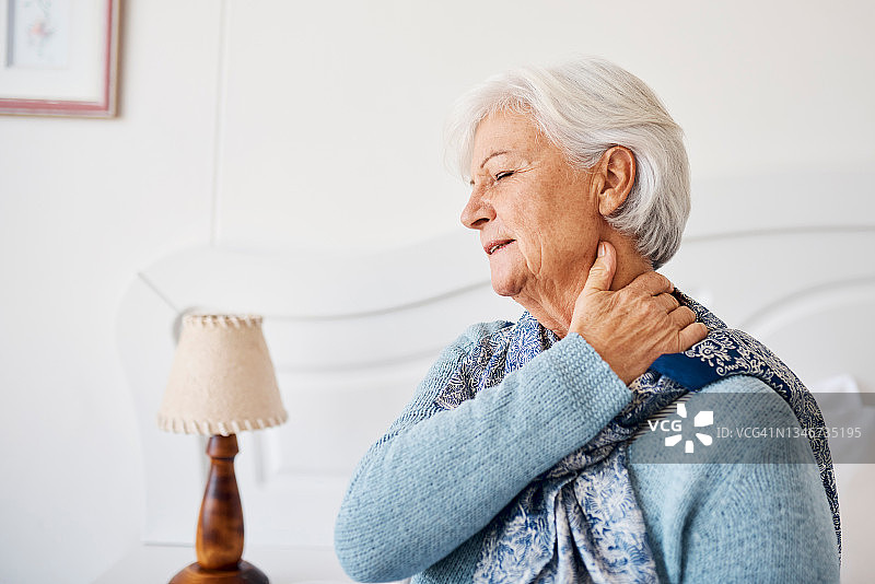 老年妇女在养老院房间内颈椎疼痛图片素材