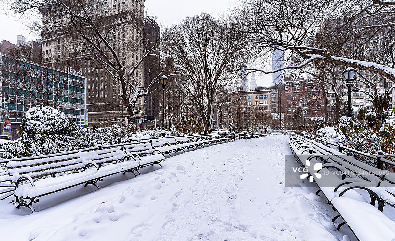 纽约联合广场公园里白雪覆盖的小路图片素材
