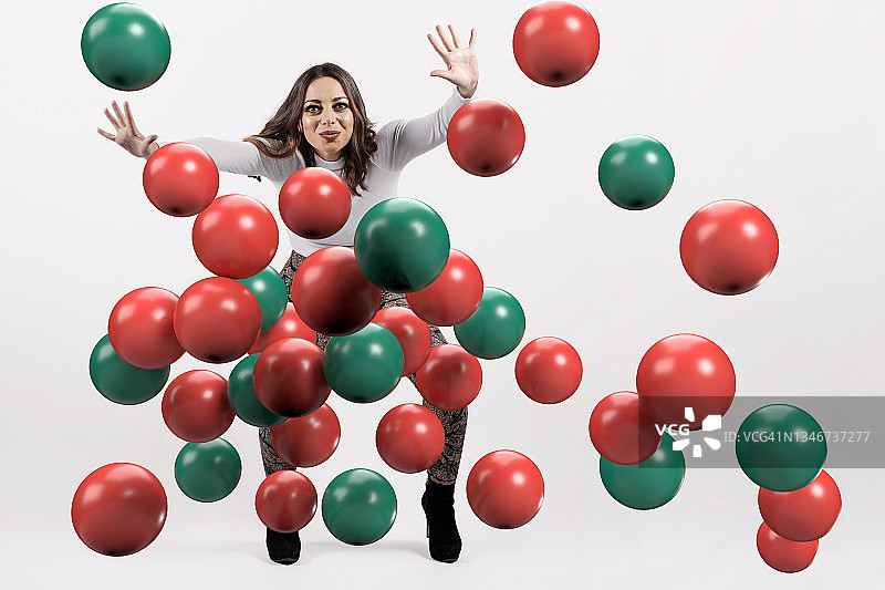 被三维球体环绕的女人图片素材