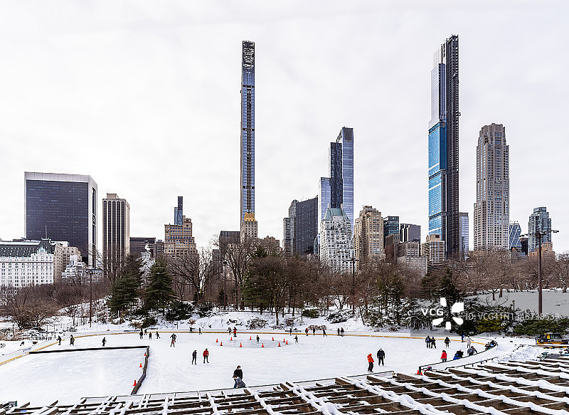 纽约中央公园滑冰场和亿万富翁街图片素材