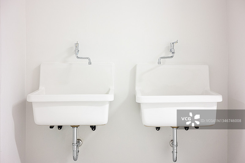 空荡医院手术室走廊里的洗涤池图片素材