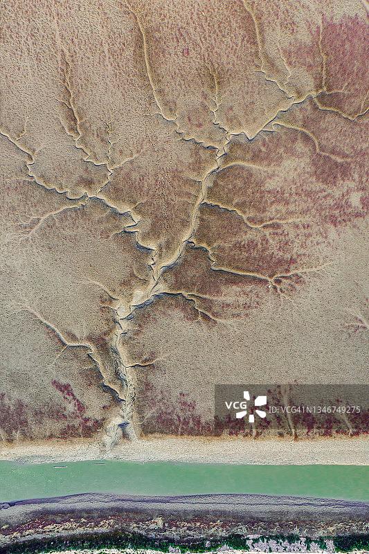 湿地潮汐变化形成的自然形状和纹理航拍图片素材