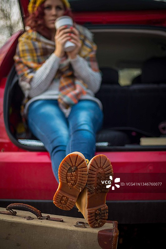 年轻女子开车图片素材