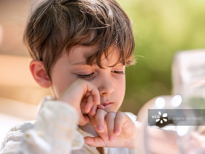 向下看的沉思男孩图片素材