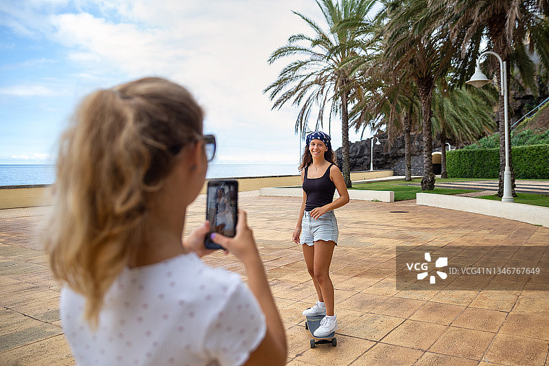 朋友们拍摄滑板视频图片素材