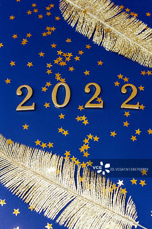 深色背景上的金色数字2022图片素材