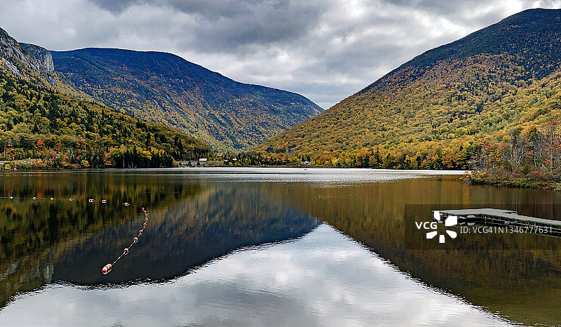 秋季美国新罕布什尔州弗兰科尼亚峡谷州立公园的回声湖海滩景色图片素材