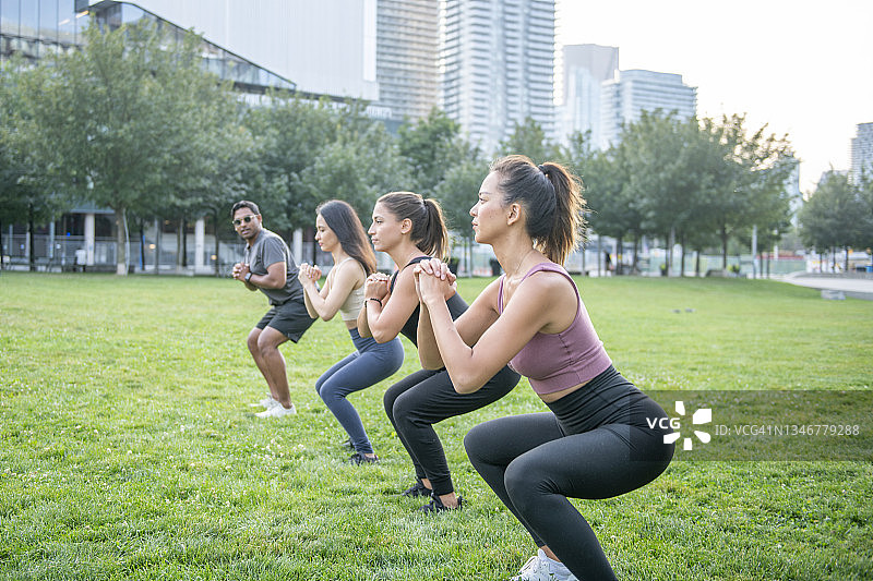 多民族户外健身课程图片素材