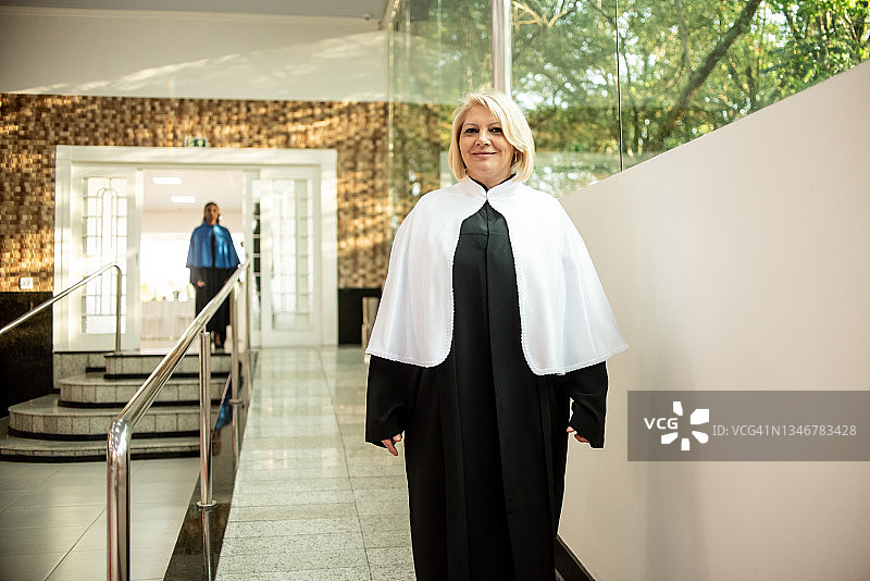 毕业典礼上的老师肖像图片素材