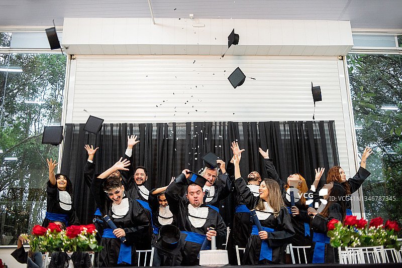 抛掷毕业帽图片素材