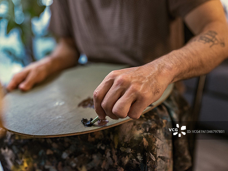 年轻白人男子在工作室绘画图片素材