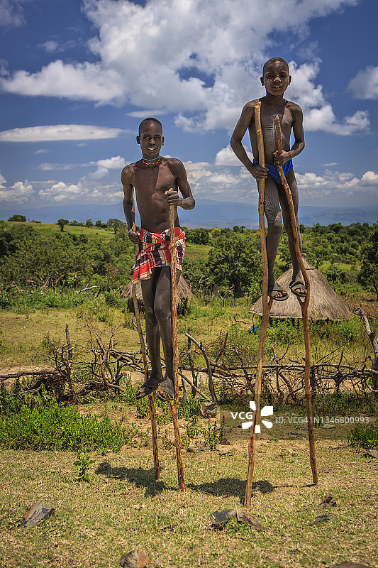 在非洲埃塞俄比亚踩高跷的男孩图片素材