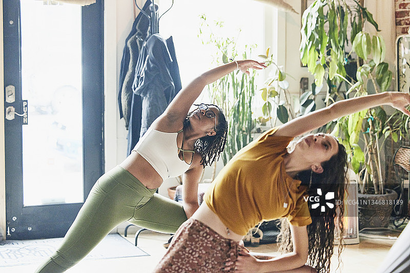 几位女士在瑜伽馆里以上侧角度姿势参加课程图片素材