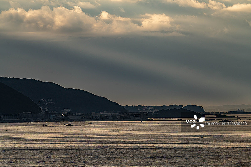 日本神奈川海滩的晨曦图片素材