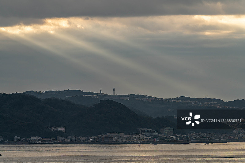 日本神奈川海滩的晨曦图片素材