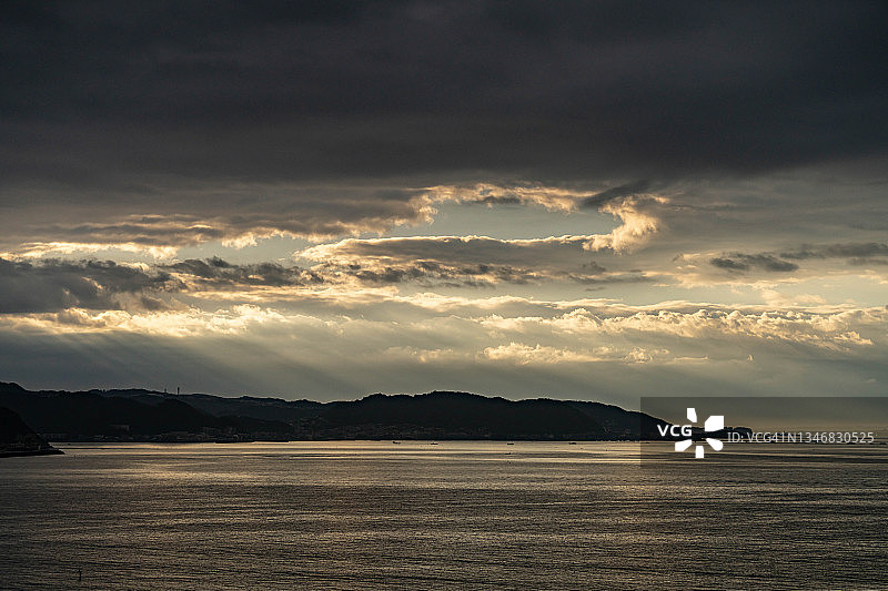 日本神奈川海滩的晨曦图片素材