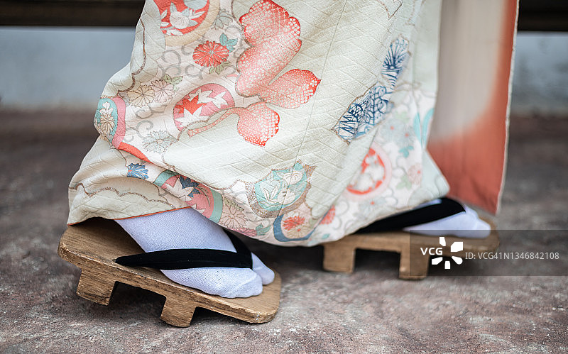 穿着日式木屐的日本女人特写图片素材