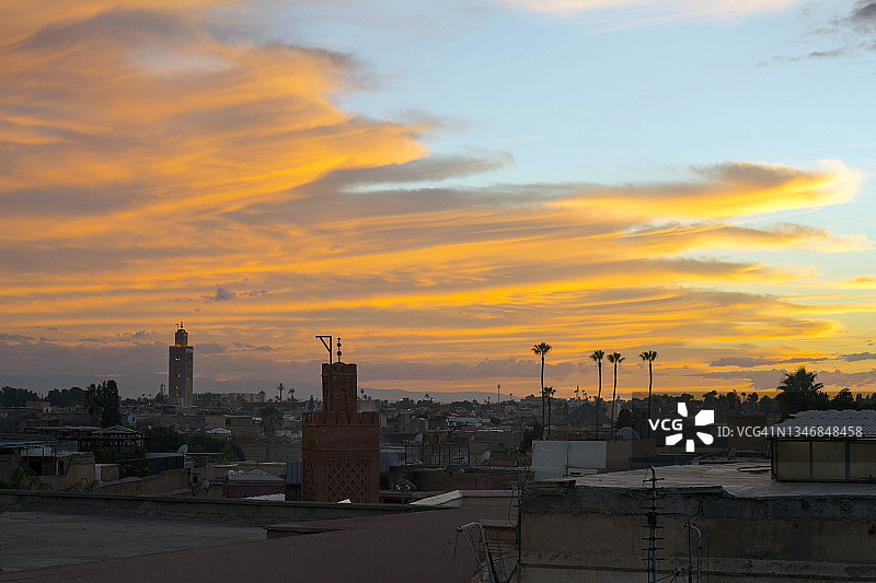 马拉喀什城市天际线上空的鲜艳橙色日落，摩洛哥图片素材