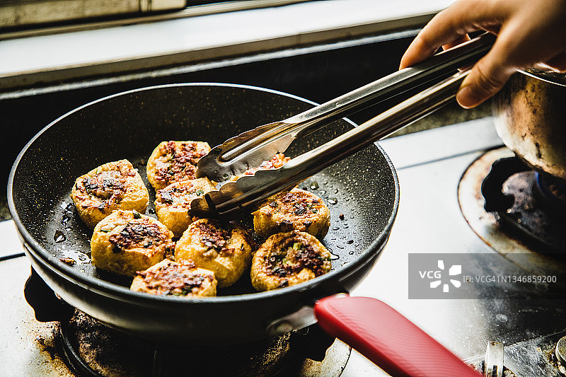 亚洲女人煎酿豆腐——传统粤菜图片素材