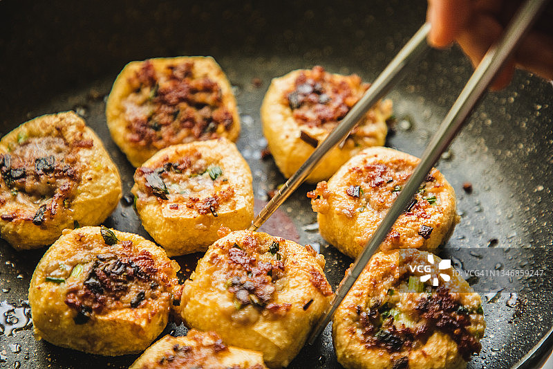 亚洲女人煎酿豆腐——传统粤菜图片素材