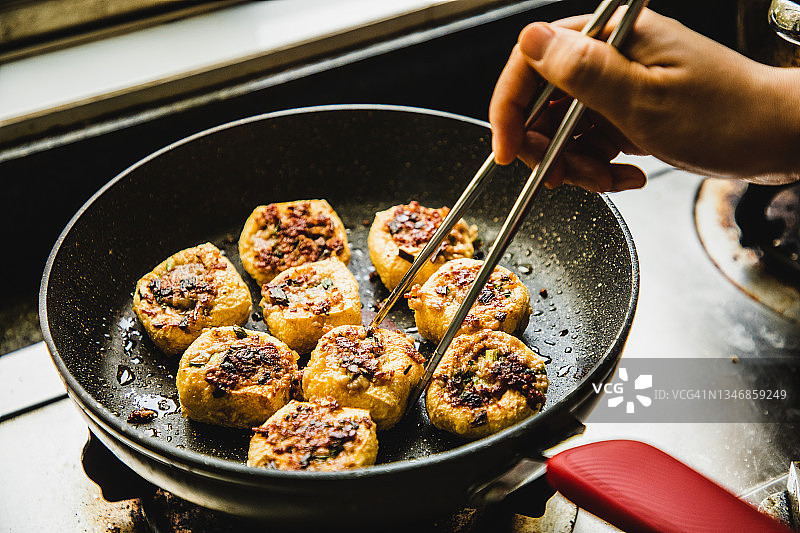 亚洲女人煎酿豆腐——传统粤菜图片素材
