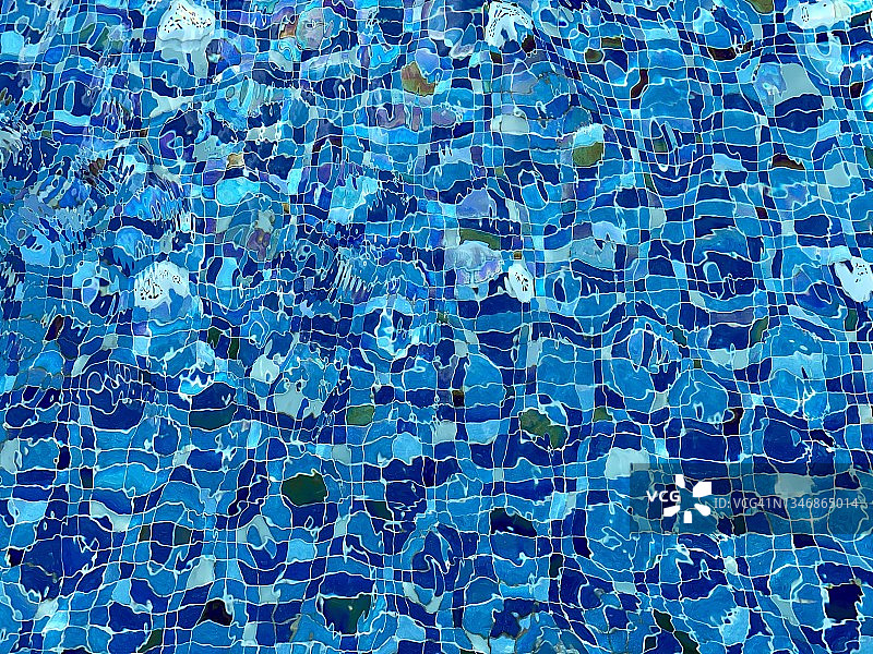 泰国曼谷游泳池中蓝色波纹水面马赛克地面图片素材