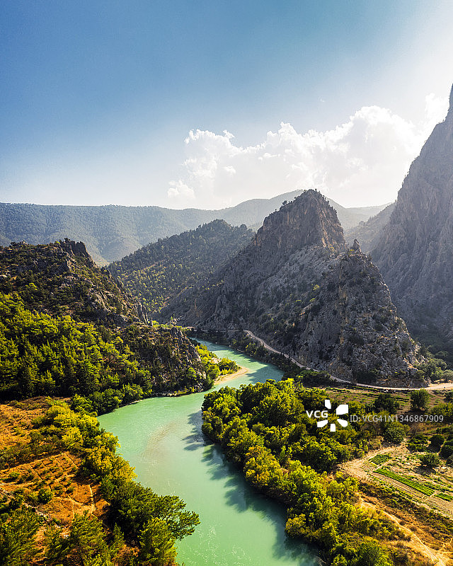 土耳其高地格克苏河与山脉阳光风景图片素材