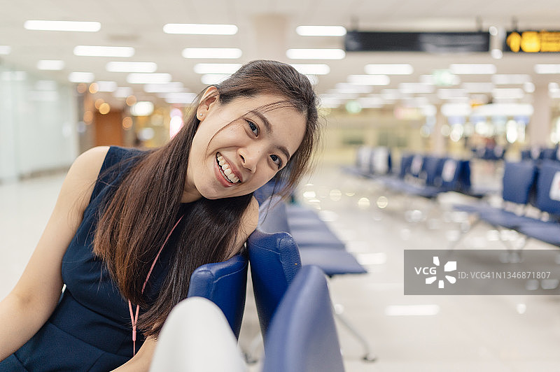 微笑的泰国女性乘客在机场等候图片素材