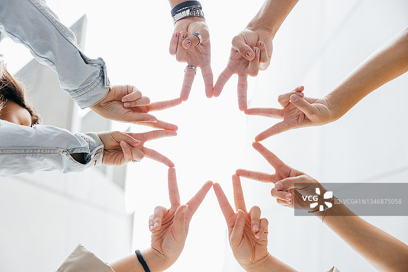 朋友们手牵手合作图片素材