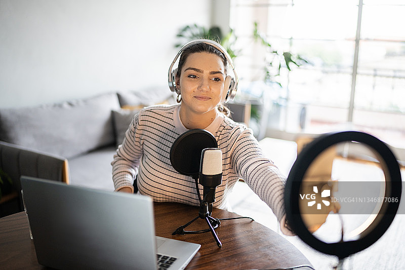 年轻女人在家做直播图片素材
