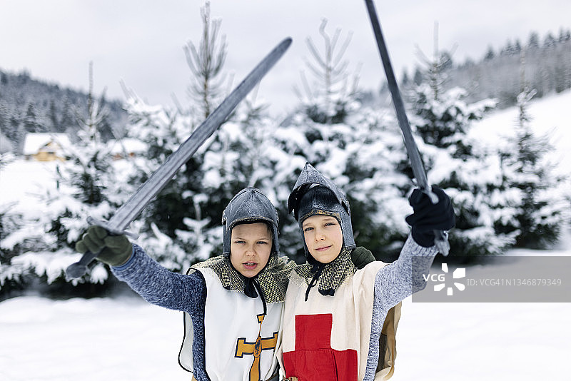 冬日里欢呼雀跃的骑士们图片素材