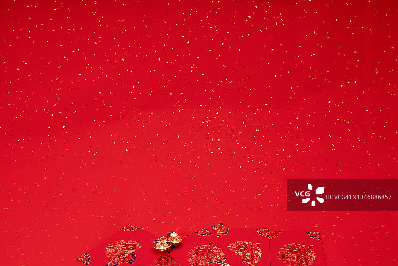 中国新年装饰：红色背景上的福字和金元宝图片素材