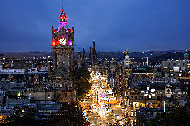 蓝色时刻，巴尔莫勒尔钟楼，苏格兰爱丁堡王子街图片素材