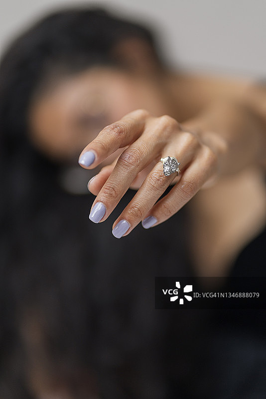 在家工作，为客户试戴最新珠宝的美丽女工匠图片素材