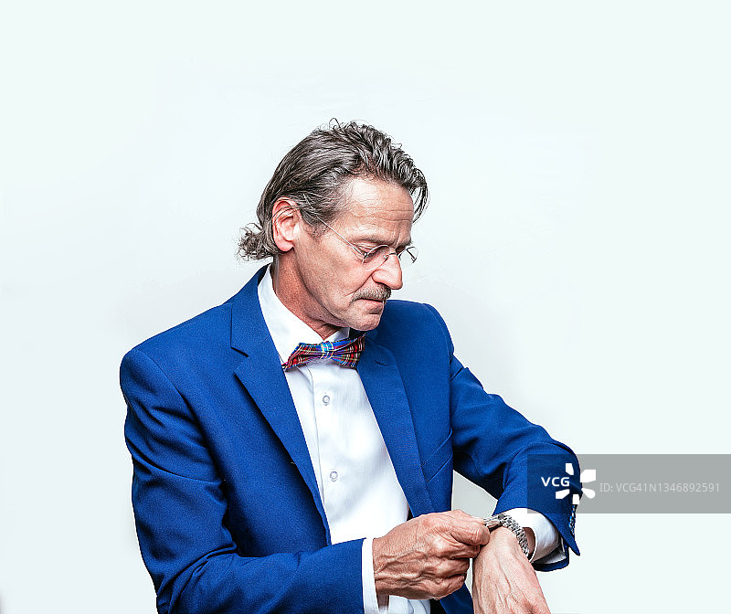 正在看手表的中年商人图片素材